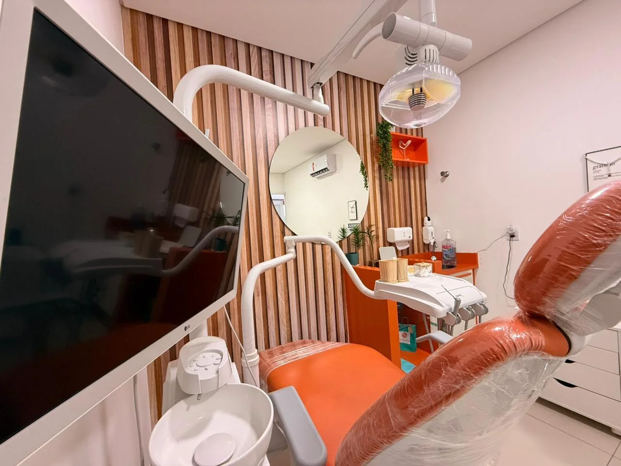 Consultório real da Innovah, com cadeira odontológica laranja